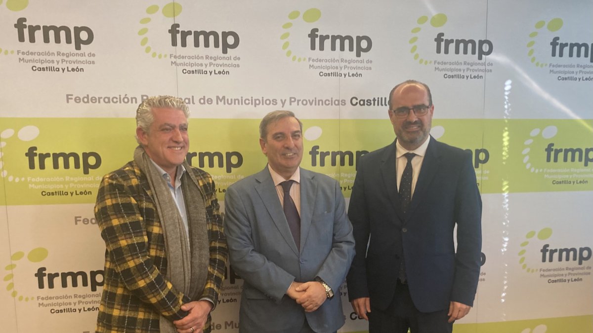 Sanz Merino (c), junto a José María Bravo (i) y el alcalde de Ponferrada, Marco Antonio Morala.