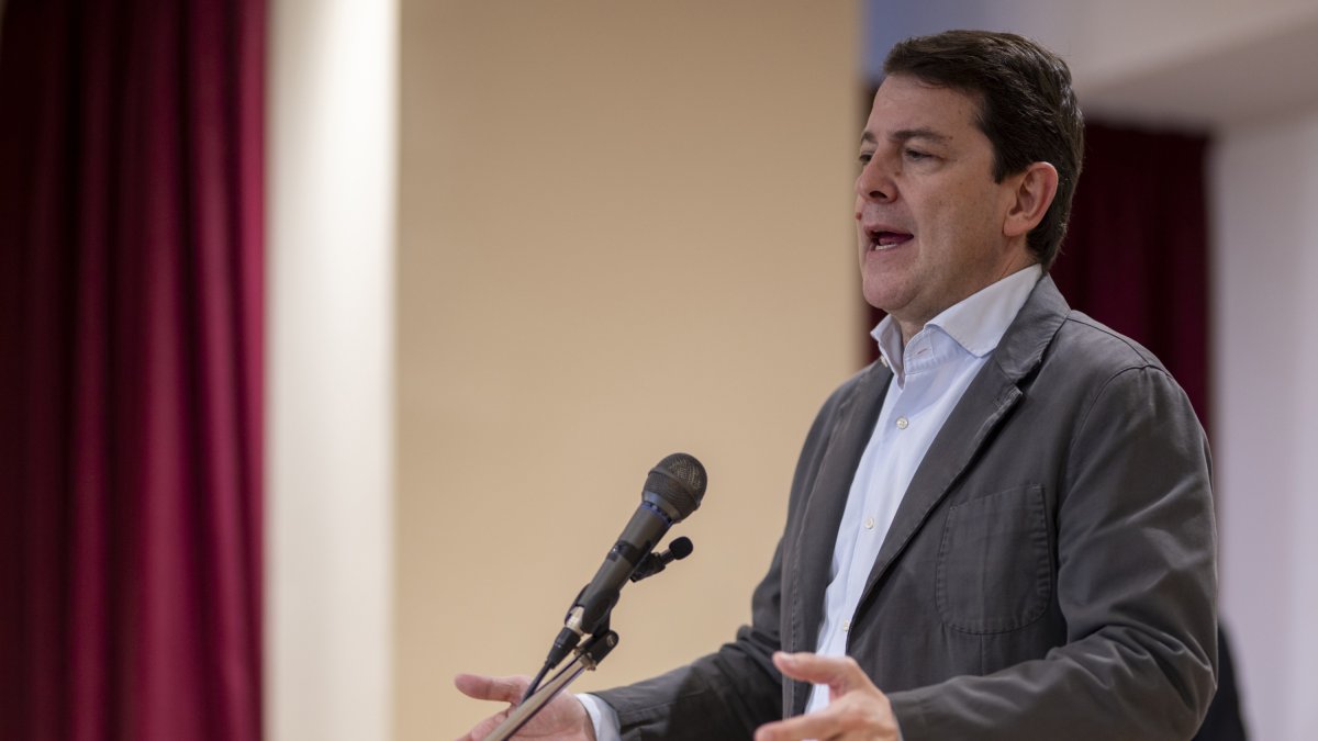 Archivo - El presidente de la Junta de Castilla y León, Alfonso Fernández Mañueco, interviene durante su visita al Centro Castellano Leónés de Barcelona, a 2 de mayo de 2024, en Barcelona, Catalunya (España). Mañueco ha viajado a Barcelona para apoyar al.