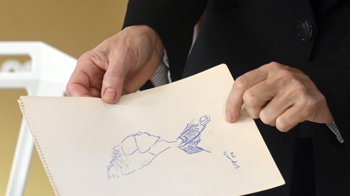 Los dos cuadernos de dibujos de Emiliano Aguirre, fechados en 1954 y 1965, contienen caricaturas de 23 personalidades.