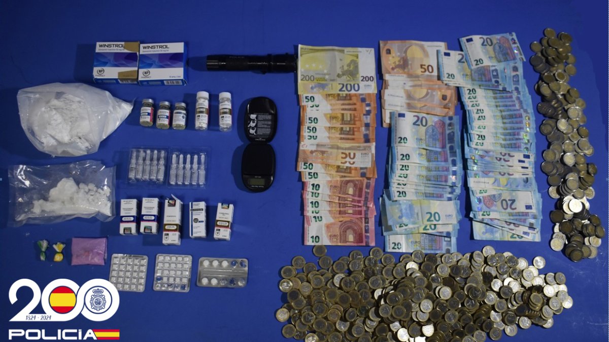 Imagen de la droga y el material incautado.