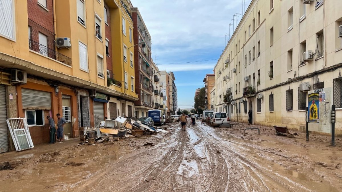Una de las calles cubiertas de lodo tras el paso de la DANA.