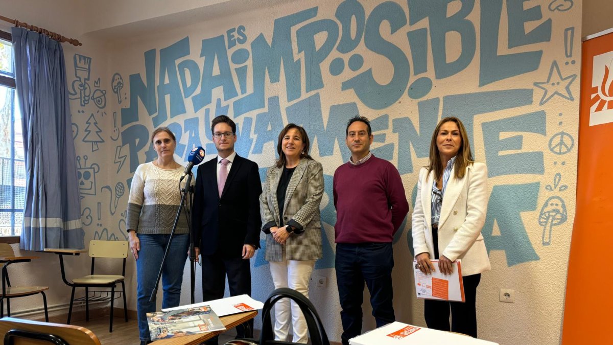 El alcalde ha visitado la instalación con el concejal de Acción Social y representantes de Asemar y de la Fundación Secretariado Gitano