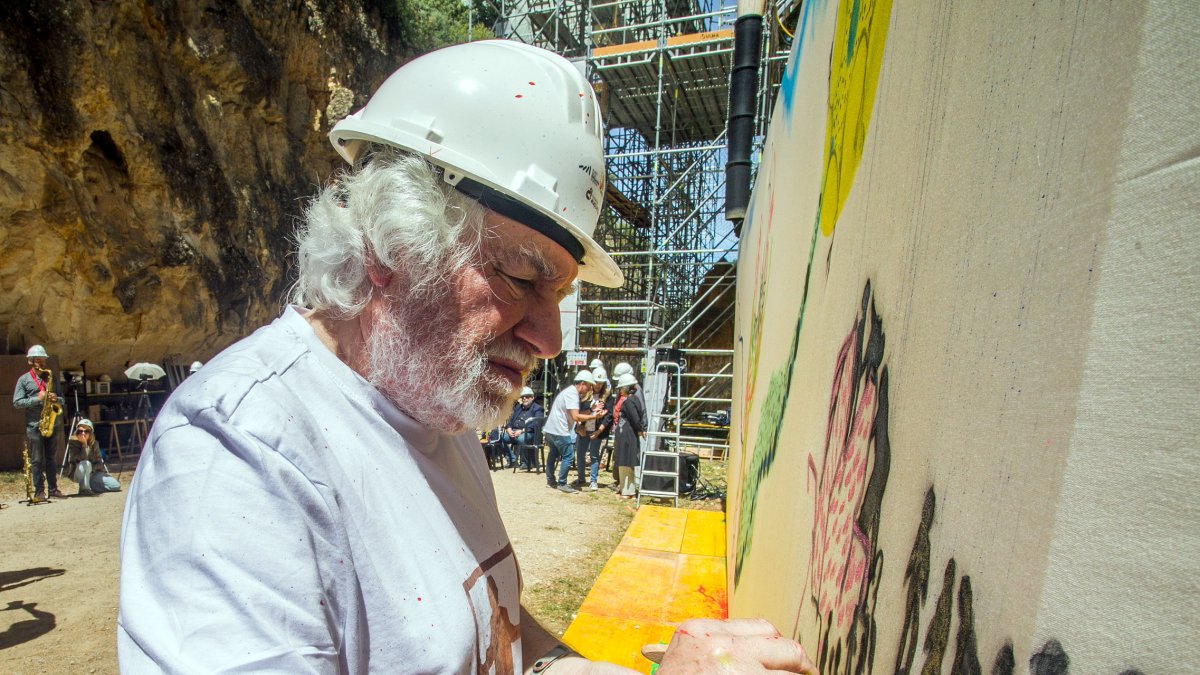 Cristóbal Gabarrón pintando en los yacimientos de Atapuerca.