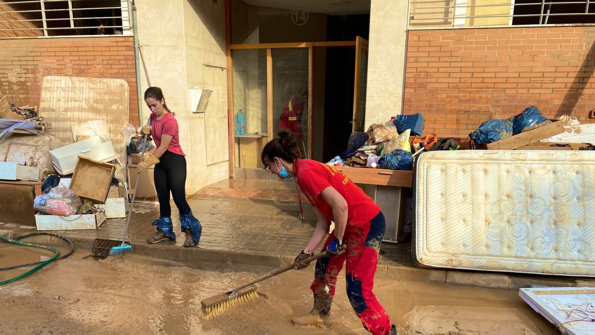 Una integrante del GREM limpia en un acceso a un portal.