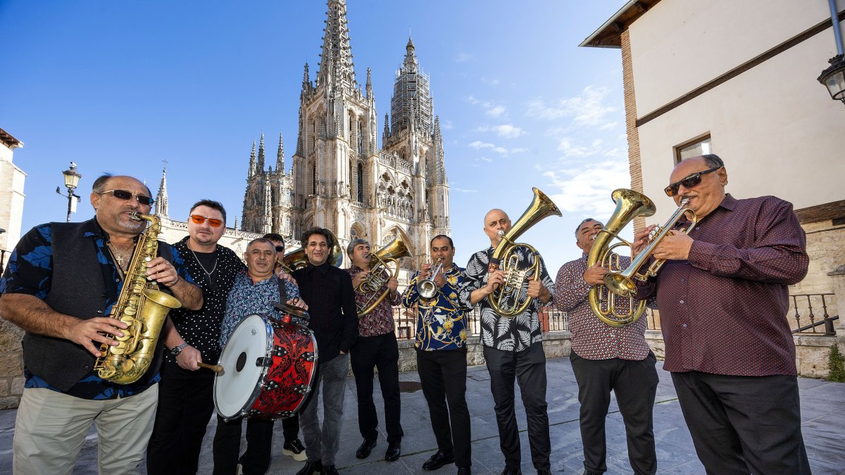 Fanfare Ciocarlia, con la Catedral de Burgos al fondo disfrutando de su música.