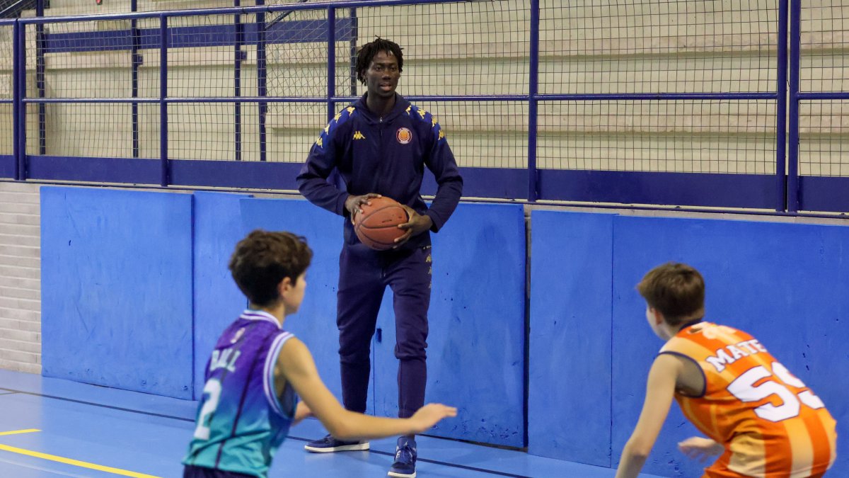 Abdou Thiam participando en el entrenamiento del Infantil B.