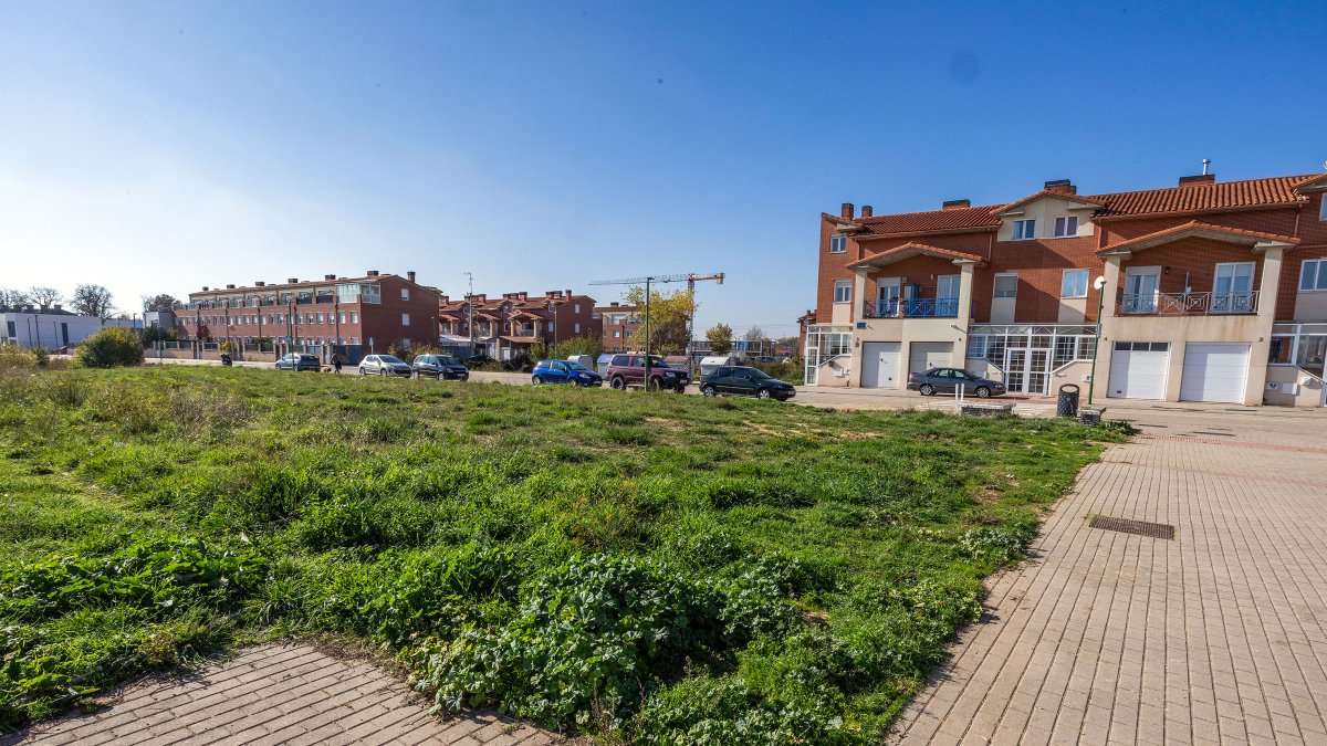 La parcela de equipamiento social está ubicada entre las calles Carmelo Bernaola y Marqués de Lorca.