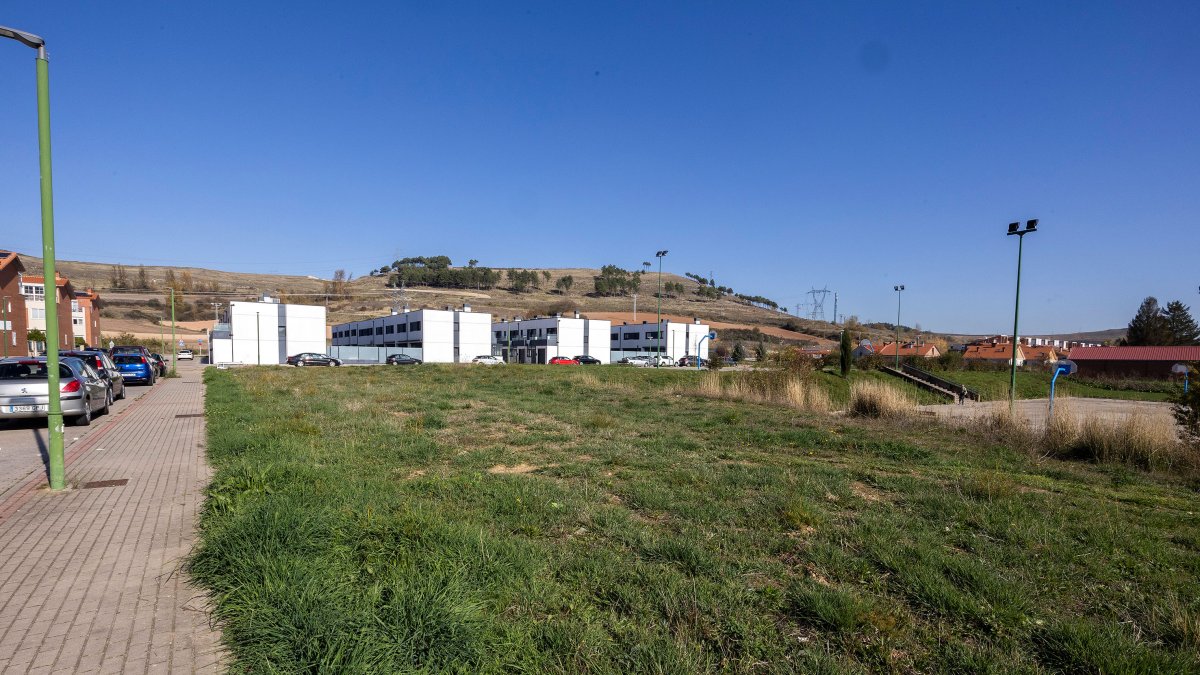 La parcela de equipamiento social está ubicada entre las calles Carmelo Bernaola y Marqués de Lorca.
