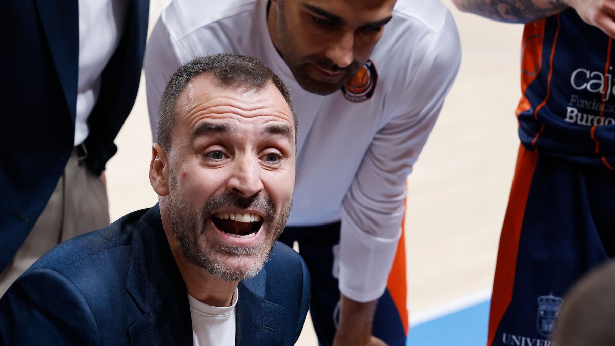 Salva Camps durante uno de los tiempos muertos en el partido ante el Valladolid en El Plantío.