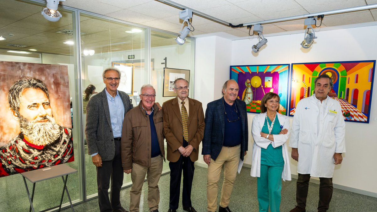 En la imagen algunos de los doctores que presentan sus obras de arte en la Sala de Exposiciones del HUBU.