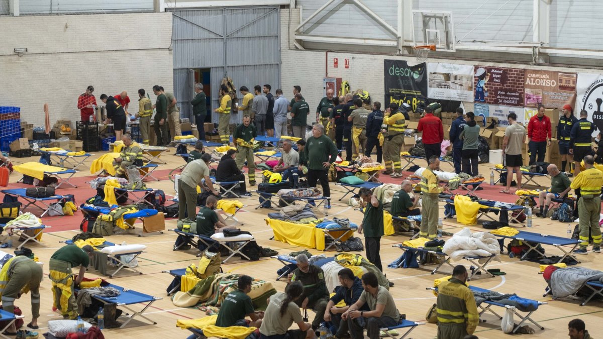 Polideportivo municipal Andrés Nicolás López Ruiz de Aldaya, donde 240 integrantes del dispositivo de Castilla y León descansan, una jornada más, para ayudar en las labores de rescate y limpieza causadas por la Dana en Valencia.