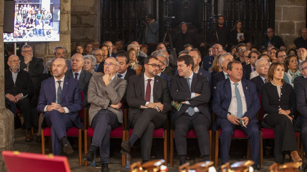 El presidente de la Junta de Castilla y León, Alfonso Fernández Mañueco, y el presidente del Principado de Asturias, Adrián Barbón , participaron en Burgohondo (Ávila). en los actos de conmemoración de los 25 años de vinculación de Castilla y León y Asturias a través de la educación.