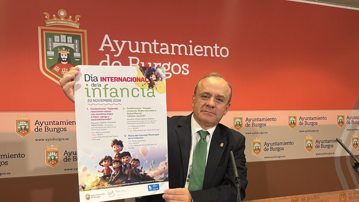 El vicealcalde y concejal de Familia, Infancia, Juventud y Mayores, Fernando Martínez Acitores, sostiene el cartel con las actividades.