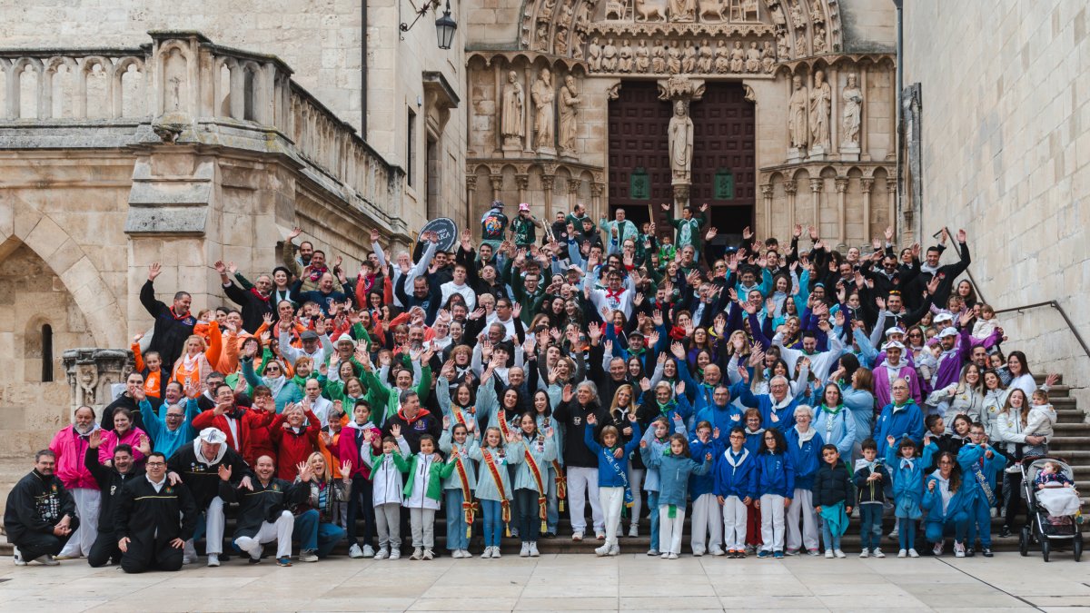 Foto de familia de los asistentes al pasacalles del Día del Peñista.