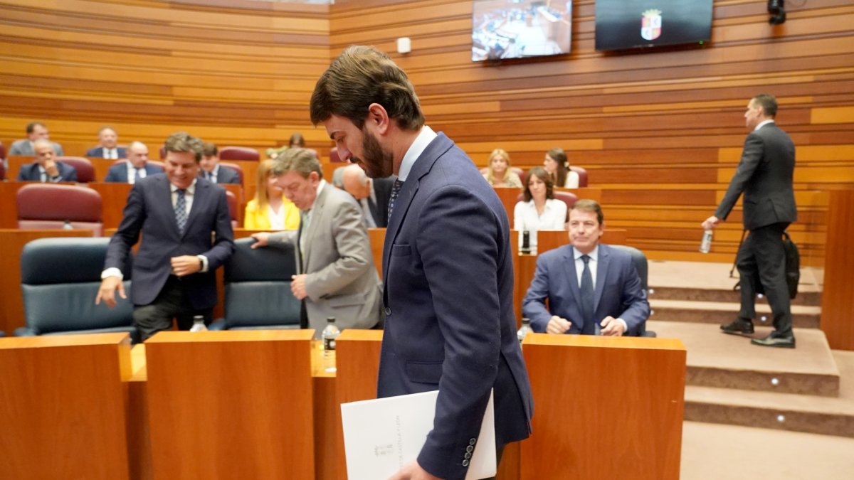 El portavoz de Vox, Juan García -Gallardo, a su llegada al Pleno de las Cortes de Castilla y León.