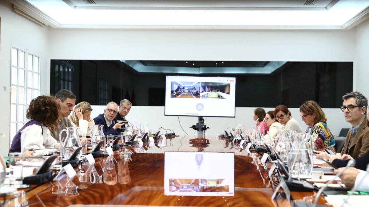 Reunión en la Moncloa del Comité de crisis para el seguimiento de los efectos de la DANA presidio por el presidente del Gobierno, Pedro Sánchez.