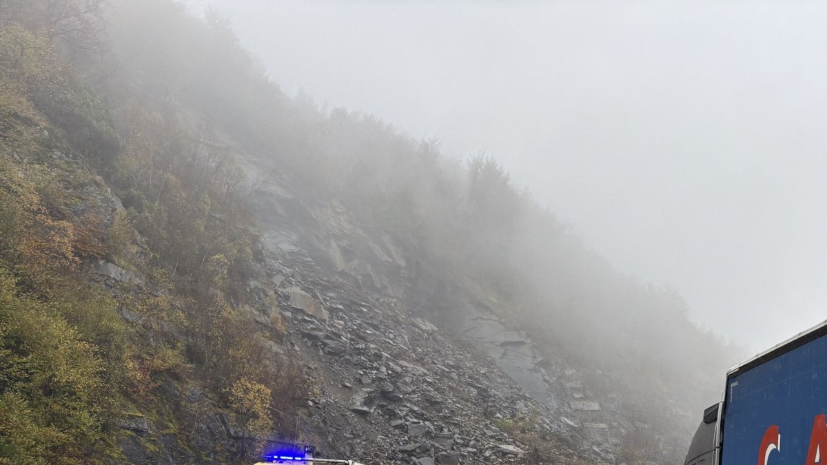 Cortada la AP-66 entre León y Asturias por un desprendimiento de tierra y piedras.