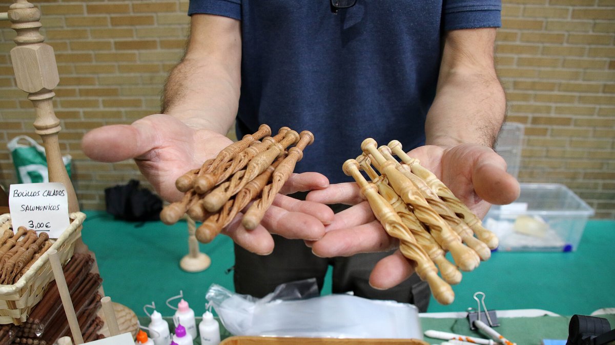 Encuentro de bolillos y multilabores, que reúne a cerca de 400 asistentes de varias comunidades autónomas en Navatejera (León).