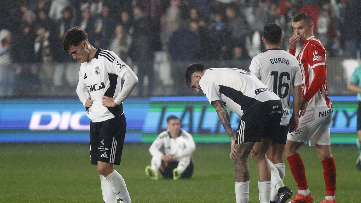 Los jugadores, cabizbajos bajo la lluvia en El Plantío.