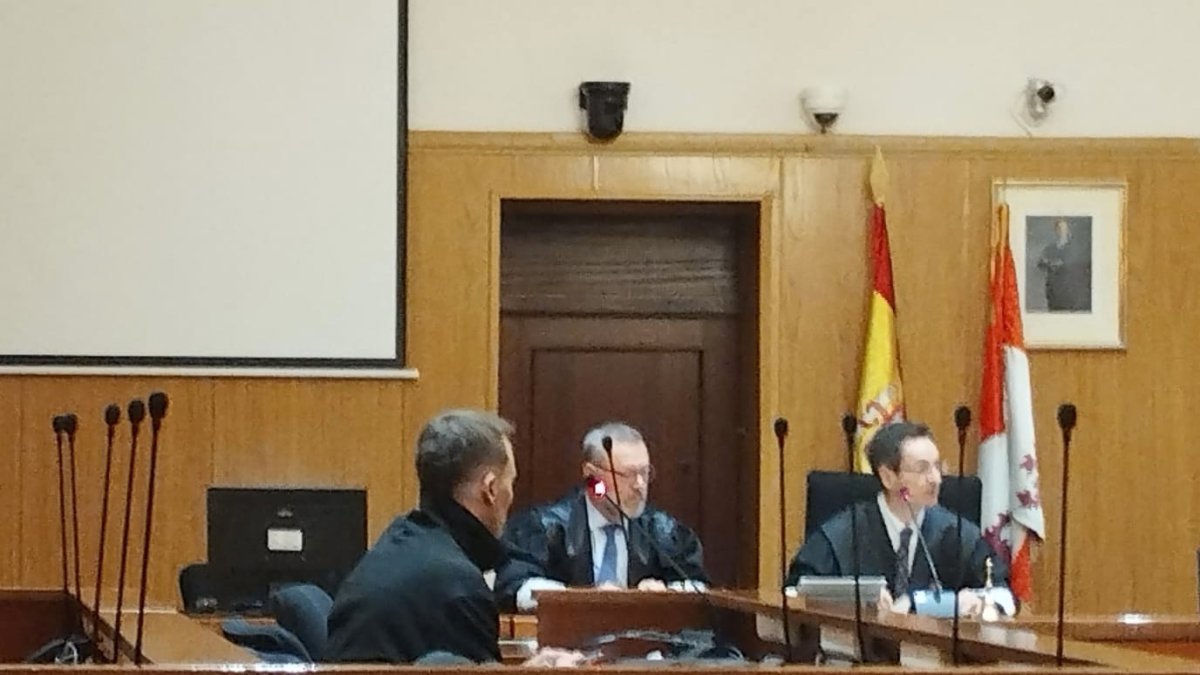 El condenado, en primer plano, durante la vista de conformidad celebrada este lunes en la Audiencia de Valladolid.