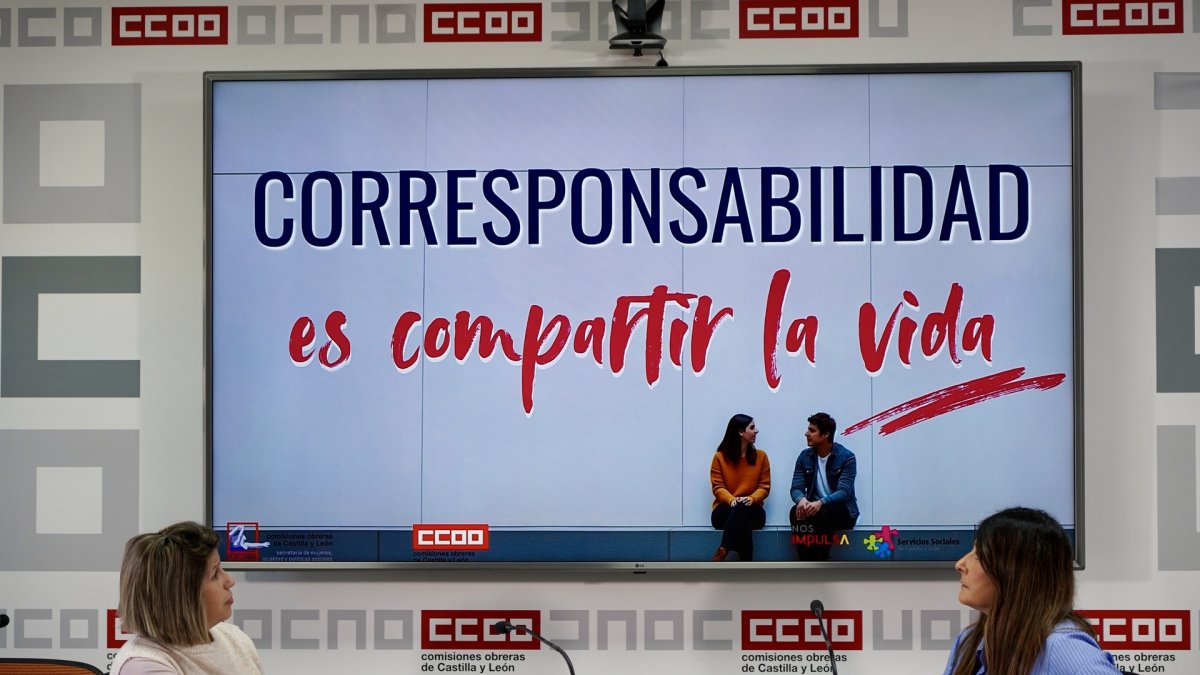 La secretaria de Mujeres, Igualdad y Políticas Sociales de CCOO Castilla y León, Yolanda Martín, y la coordinadora del servicio de asesoramiento e igualdad (SAI), Elena Pinilla, presentan una campaña sobre corresponsabilidad.