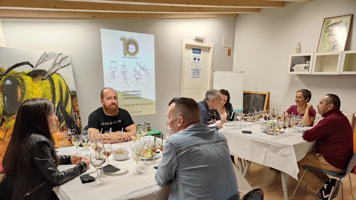 Cata final del jurado del certamen Mieladictos.