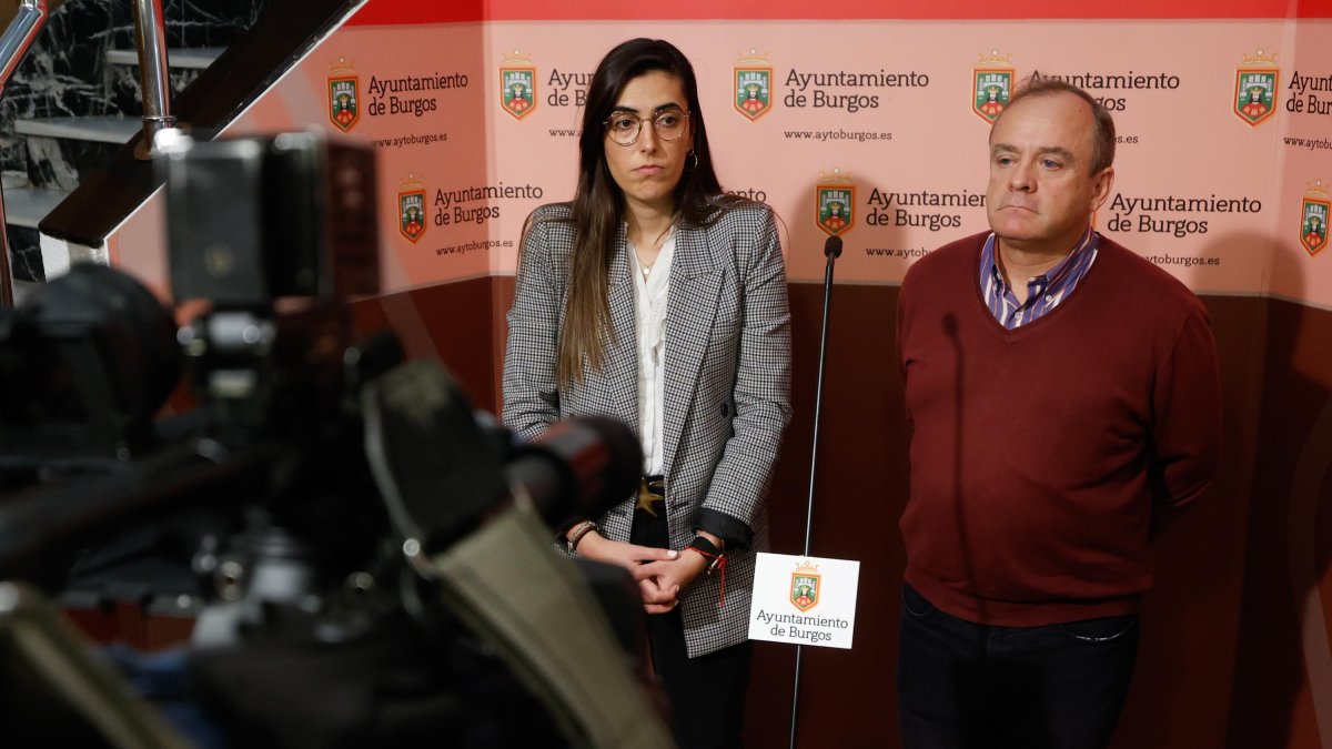 Los portavoces de PP y Vox, Andrea Ballesteros y Fernando Martínez-Acitores, tras la reunión mantenida con los representantes de Accem, Atalaya, Burgos Acoge y Cáritas.