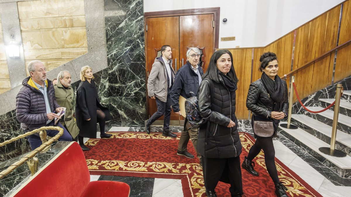 Representantes de Accem, Atalaya, Burgos Acoge y Cáritas acceden a la reunión con el bipartito.