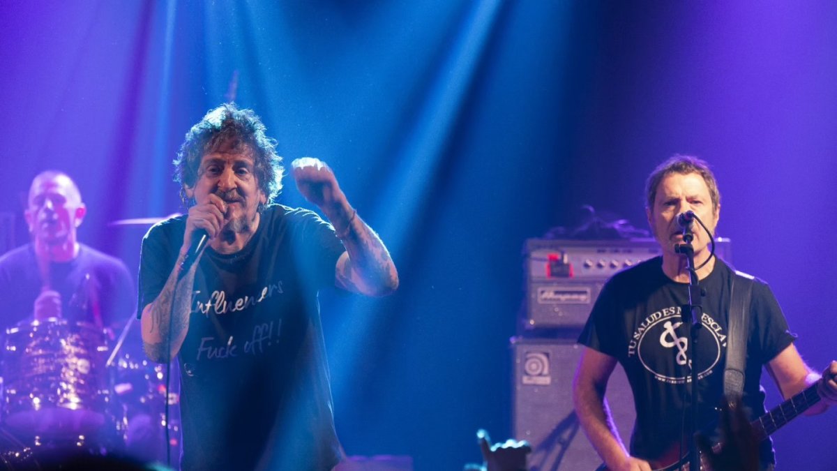 Evaristo Páramos con Tropa do Carallo en directo.