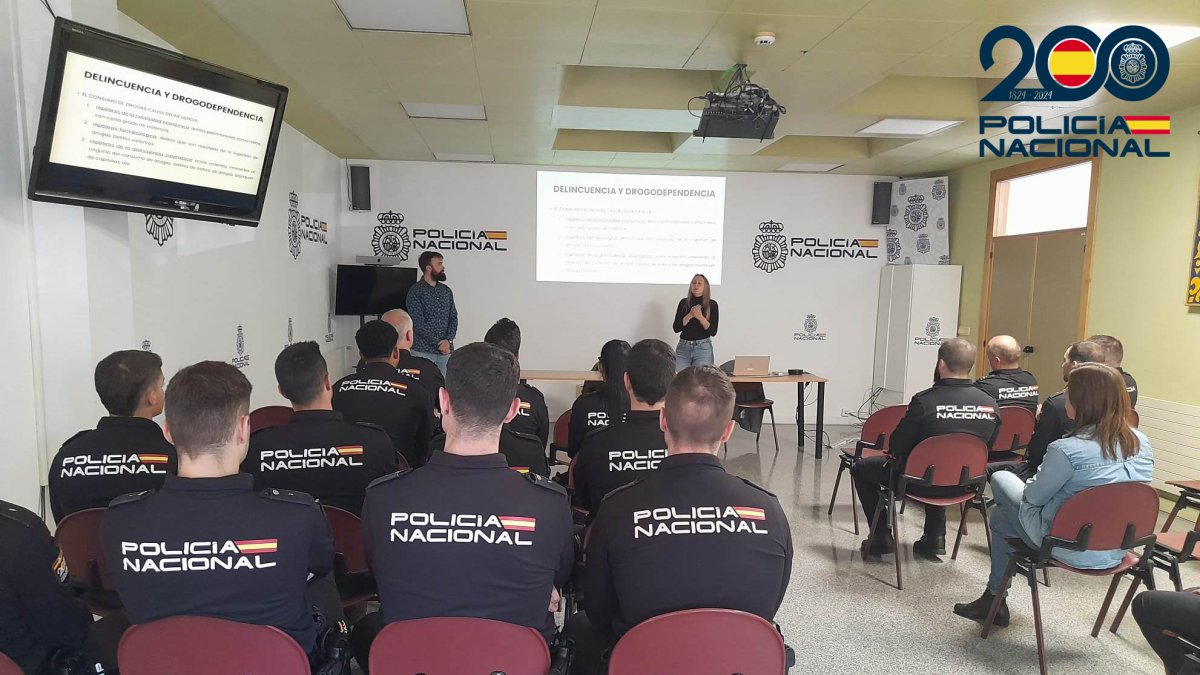Imagen de la charla impartida en la comisaría.