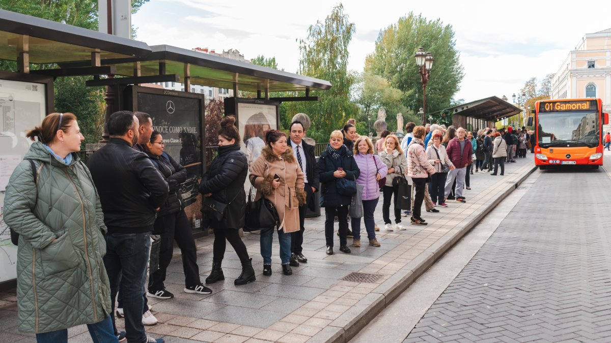 Una larga cola en la parada de autobús de la avenida del Arlanzón.