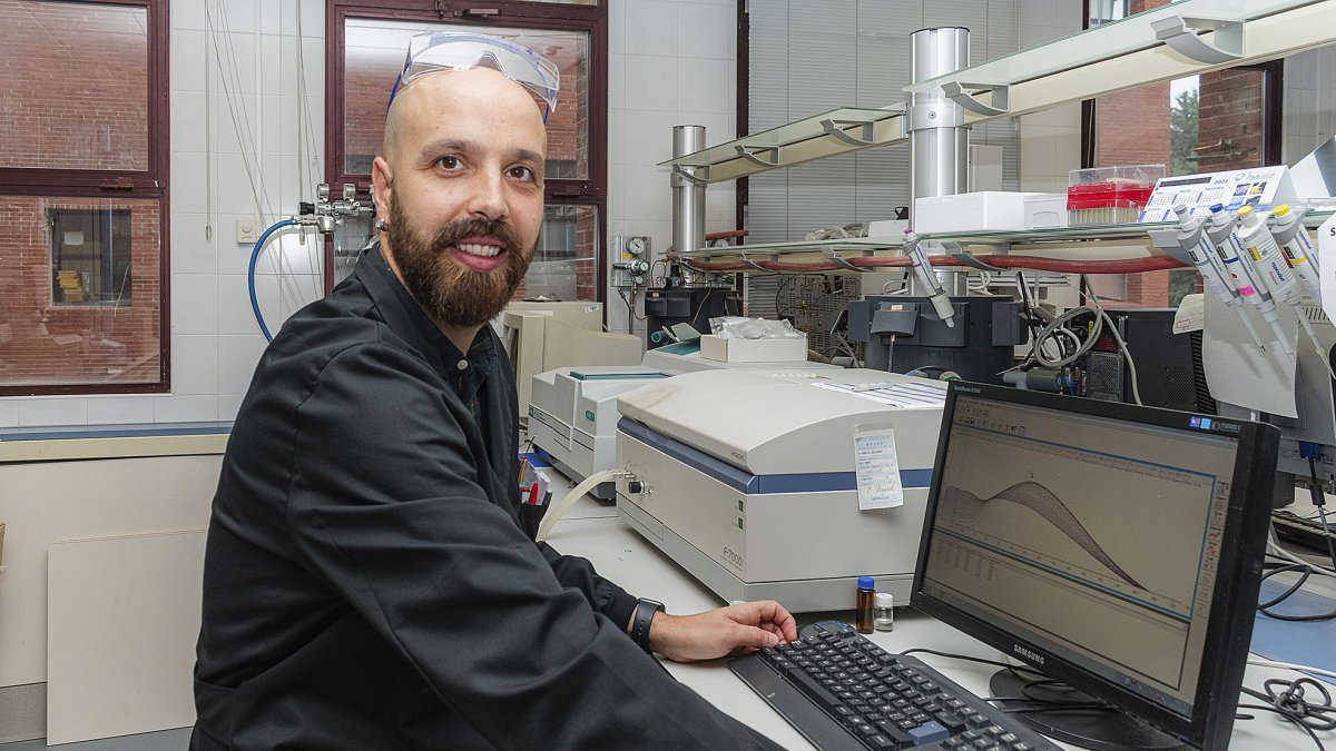 El doctor en Química Avanzada Saúl Vallejos lidera el Grupo de investigación de Polímeros de la UBU.