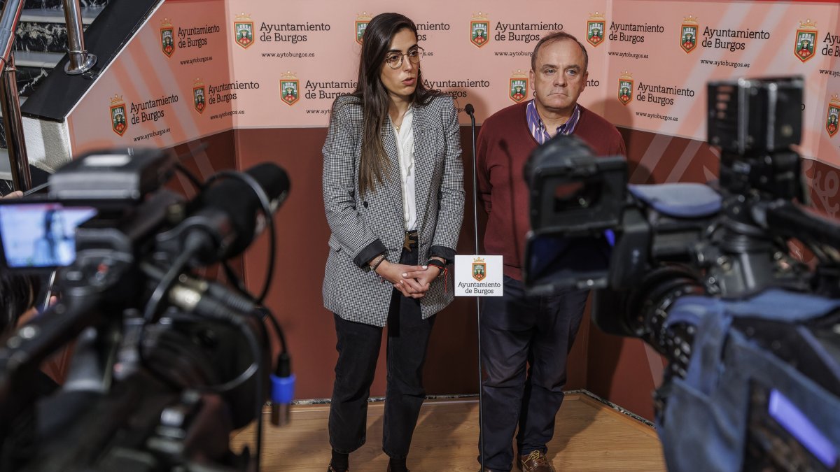 Andrea Ballesteros (PP), junto a Fernando Martínez-Acitores (Vox), tras la reunión mantenida con representantes de las tres agrupaciones vetadas.