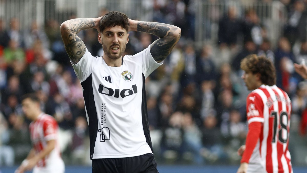 Fer Niño lamenta una ocasión durante el partido contra el Sporting.