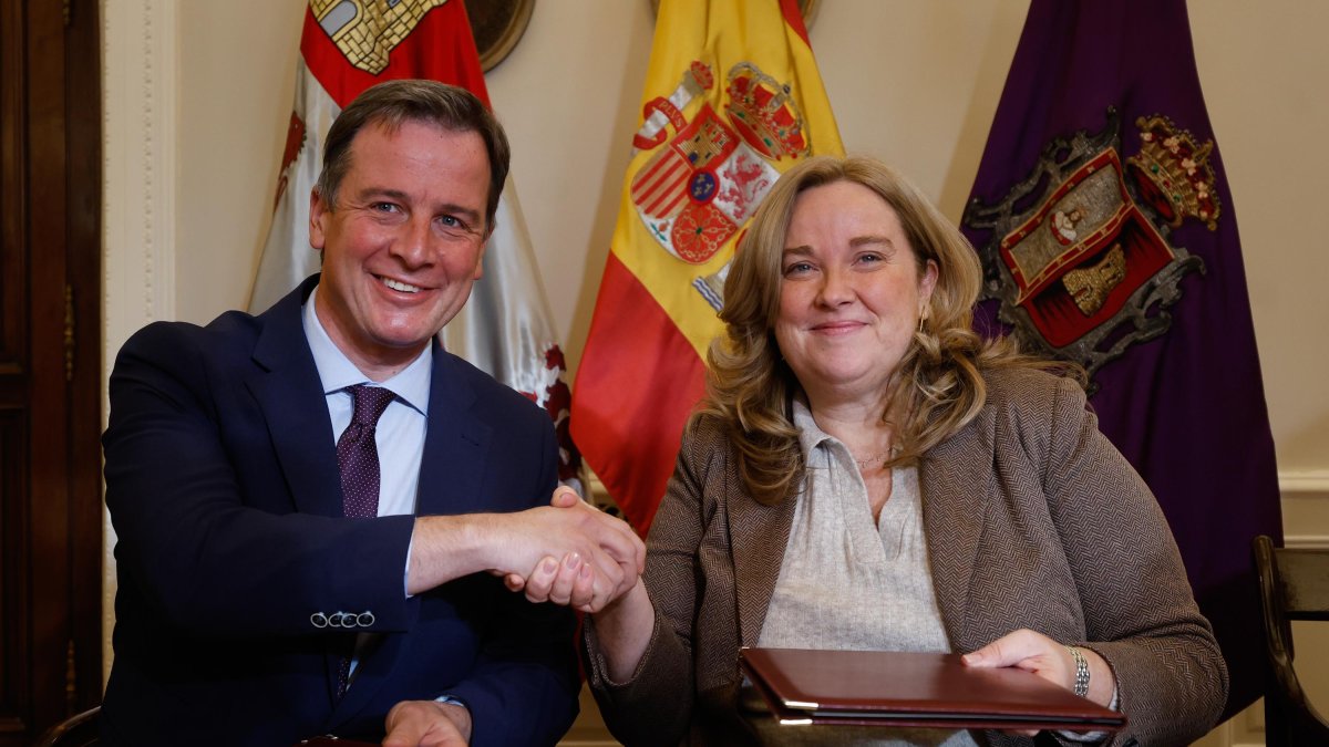 Borja Suárez y Cristina Ayala, tras la firma del convenio de colaboración entre Ayuntamiento y Diputación.