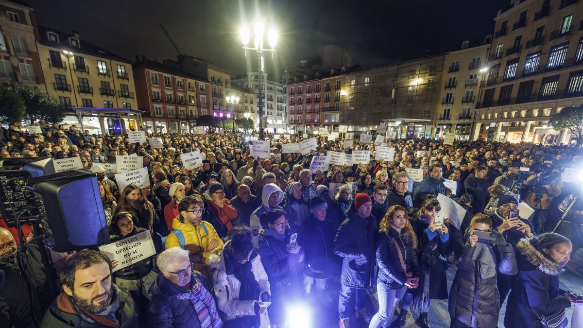 Concentración en la Plaza Mayor de Burgos en apoyo a las tres ONG vetadas por Vox.