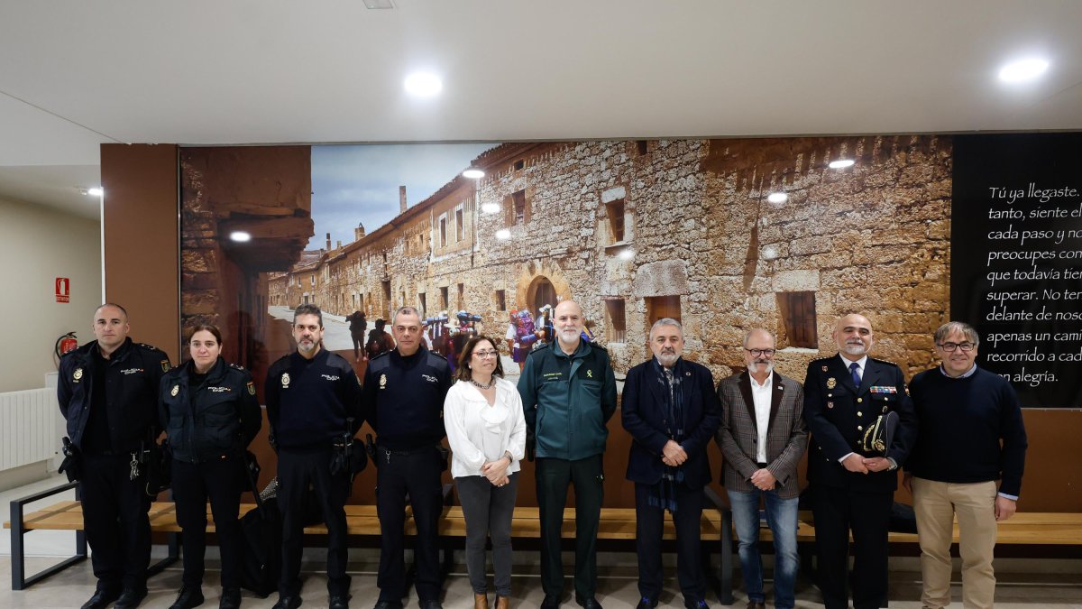 Responsables de Policía Local y Guardia Civil y las asociaciones del Camino de Santiago antes del inicio de la jornada de Seguridad.