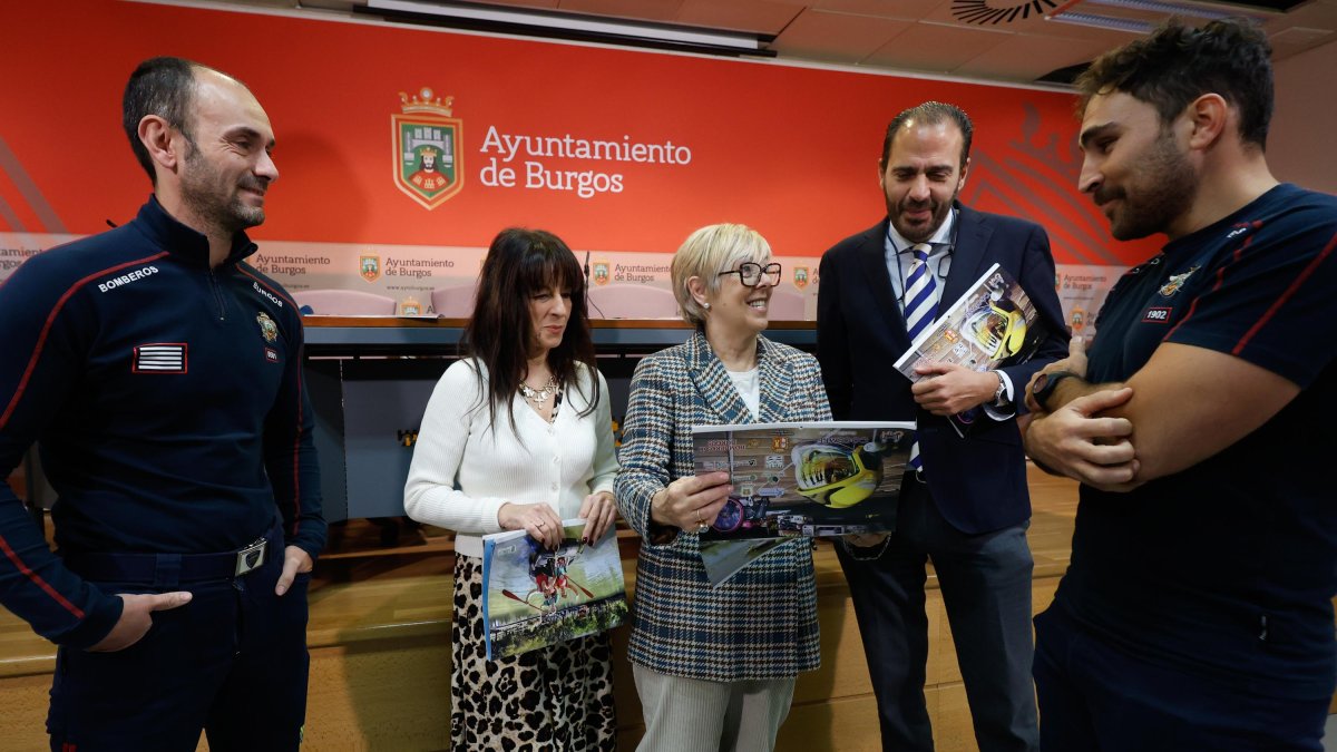 Representantes de Diputación y Ayuntamiento, Inmaculada Sierra e Ignacio Peña, junto a María Jesús Delgado, de Cocemfe, y profesionales del parque de bomberos de Burgos.