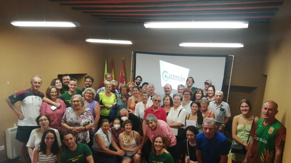 Imagen de los vecinos que forman la comunidad energética de Guzmán