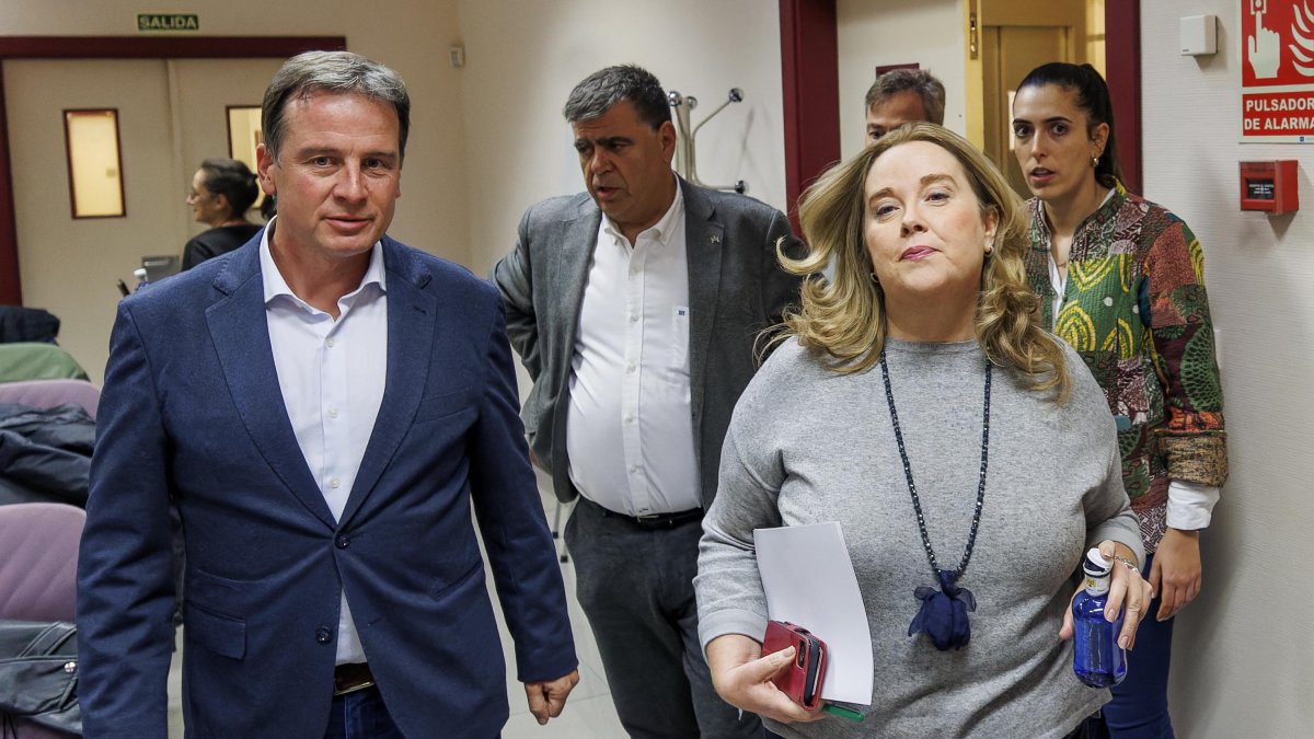 Borja Suárez acompaña a Cristina Ayala para comparecer y explicar su rectificación.