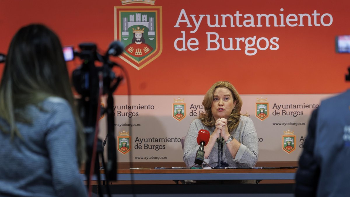 Cristina Ayala, durante la rueda de prensa en la que anunció que rectificará el presupuesto.