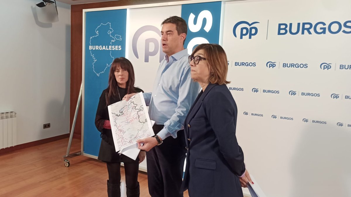 En el centro, Ibáñez muestra el mapa del borrador.