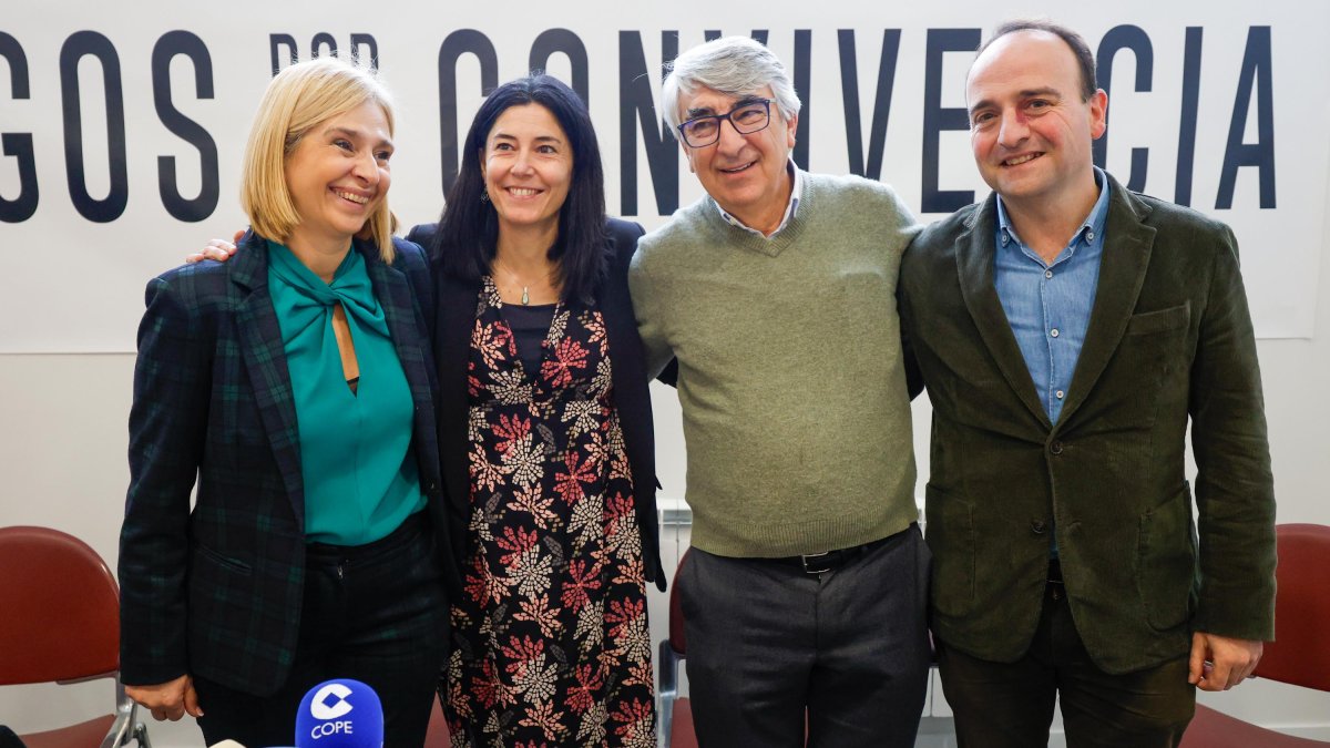 Los representantes de Accem, Burgos Acoge, Atalaya, y Cáritas posan sonrientes tras su comparecencia.