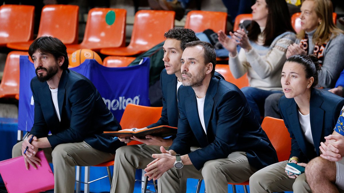 Camps y su equipo técnico, durante el partido de Copa de España contra Huesca.