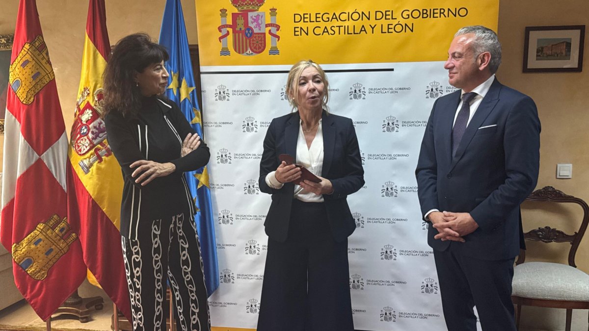 María Boado, en el centro, junto a la ministra de Igualdad, Ana Redondo, y el delegado del Gobierno, Nicanor Sen.