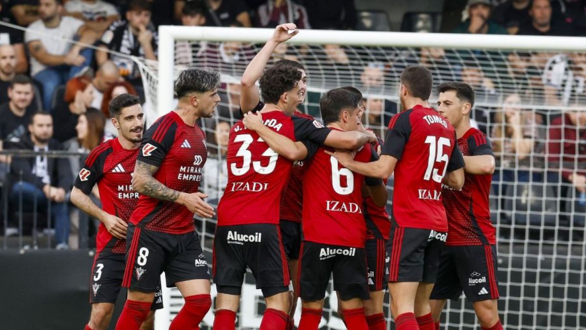 Los jugadores del Mirandés celebran uno de los goles.