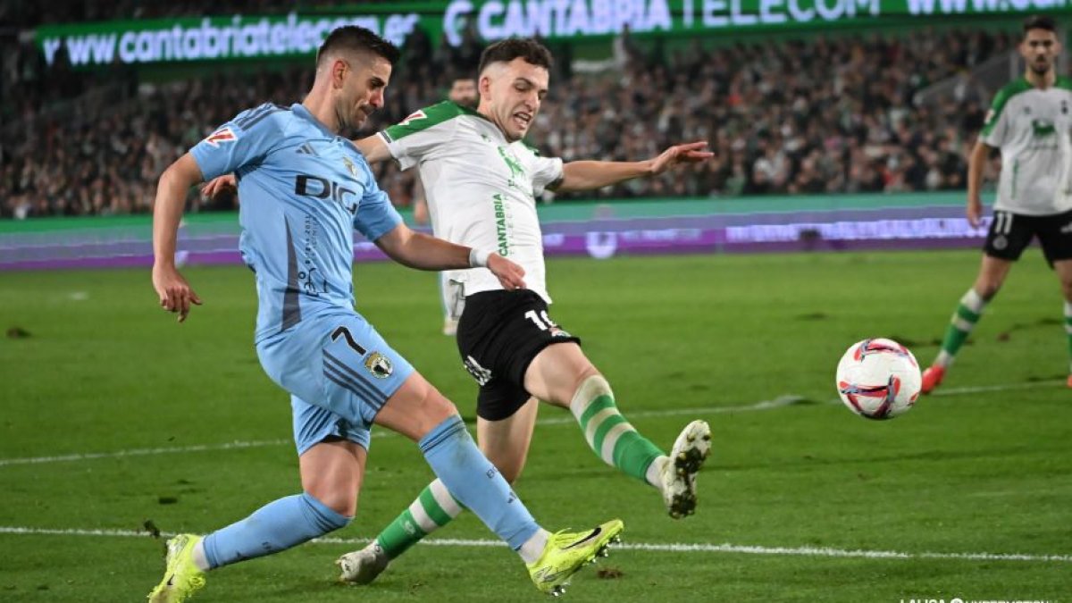 Ojeda lanza un centro durante el partido contra el Racing.