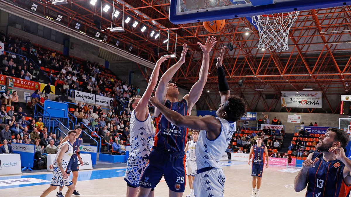 Imagen del partido entre el Grupo Ureta Tizona Burgos y Alimerka Oviedo.