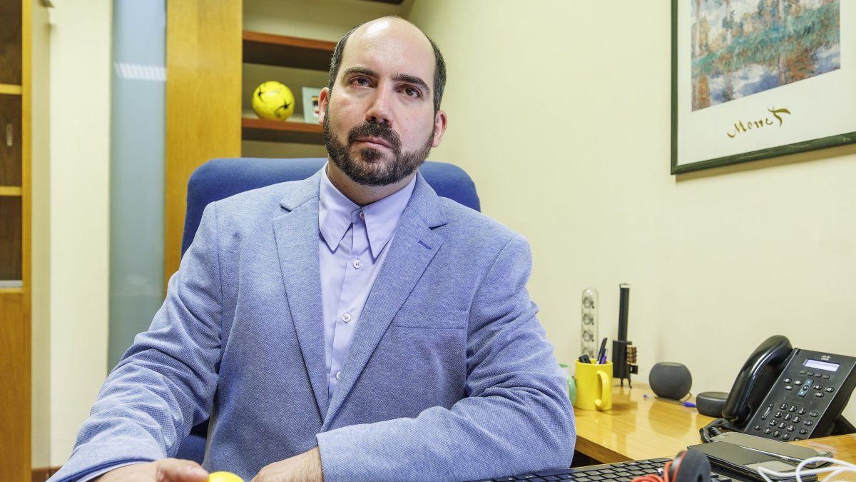 Rubén Martínez Valdivielso en su despacho de la sede provincial de Burgos.