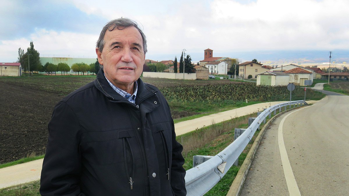 El religioso salesiano Eduardo Marroquín Osua, en la entrada a la localidad de Fuentebureba.